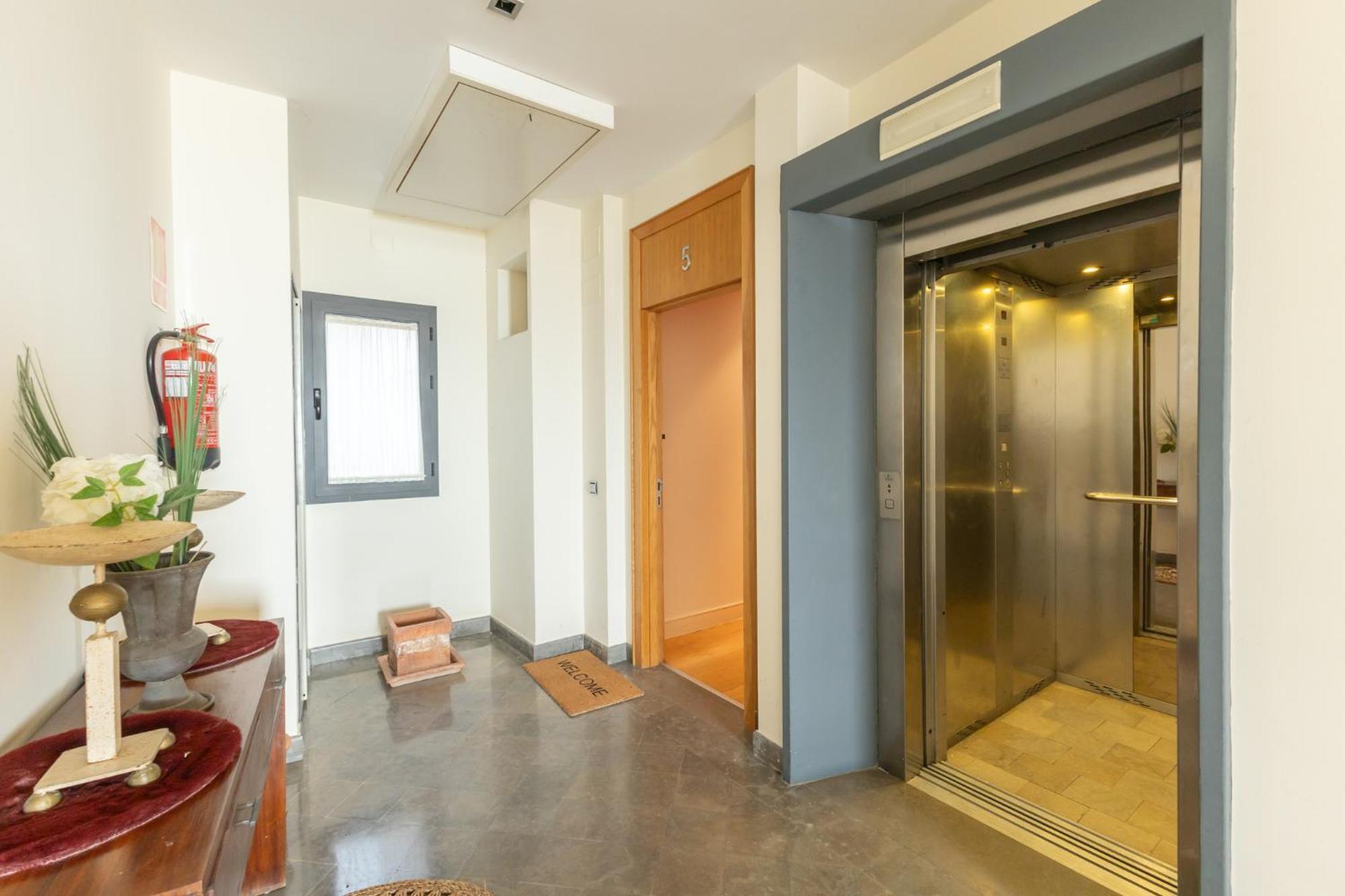 La Maestranza Charming One Or Two Bedrooms Apartments By Ocityzen Séville Extérieur photo